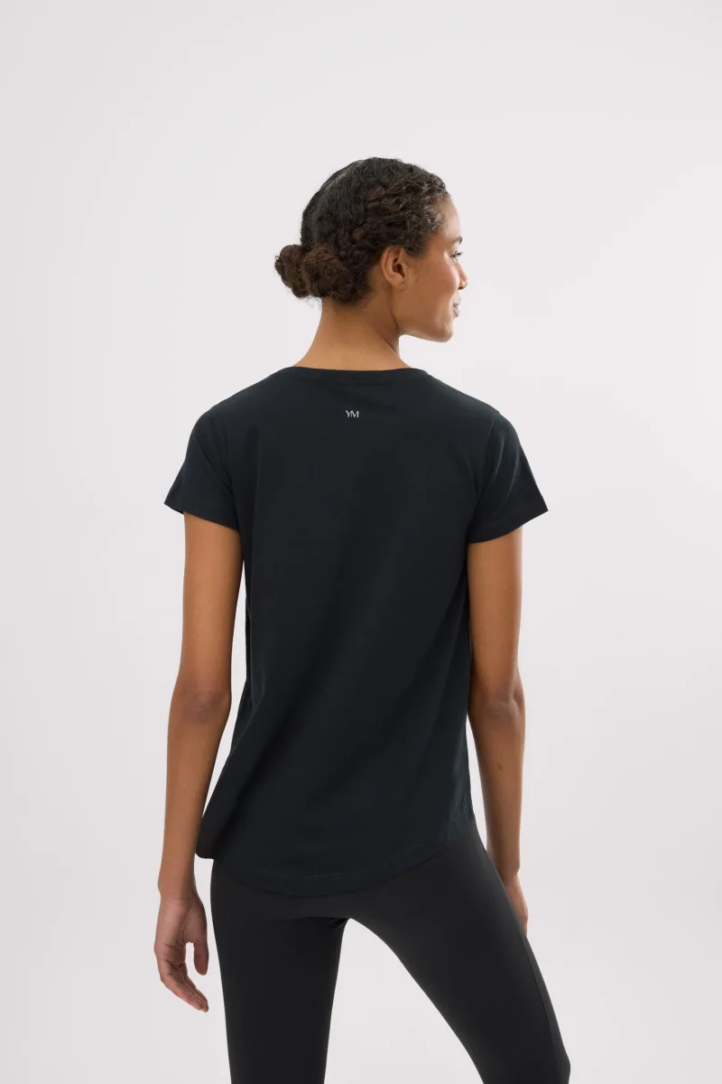 Camiseta básica preta de algodão estilo esportivo - Image 3