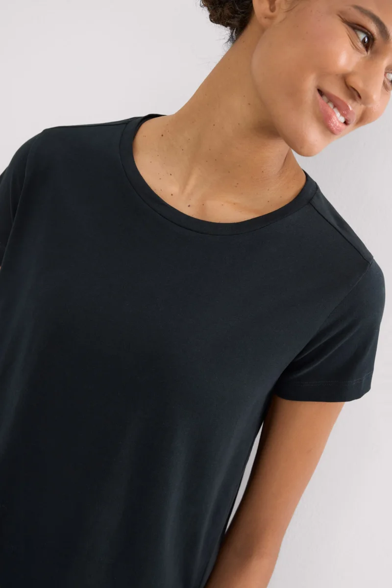 Camiseta básica preta de algodão estilo esportivo - Image 4
