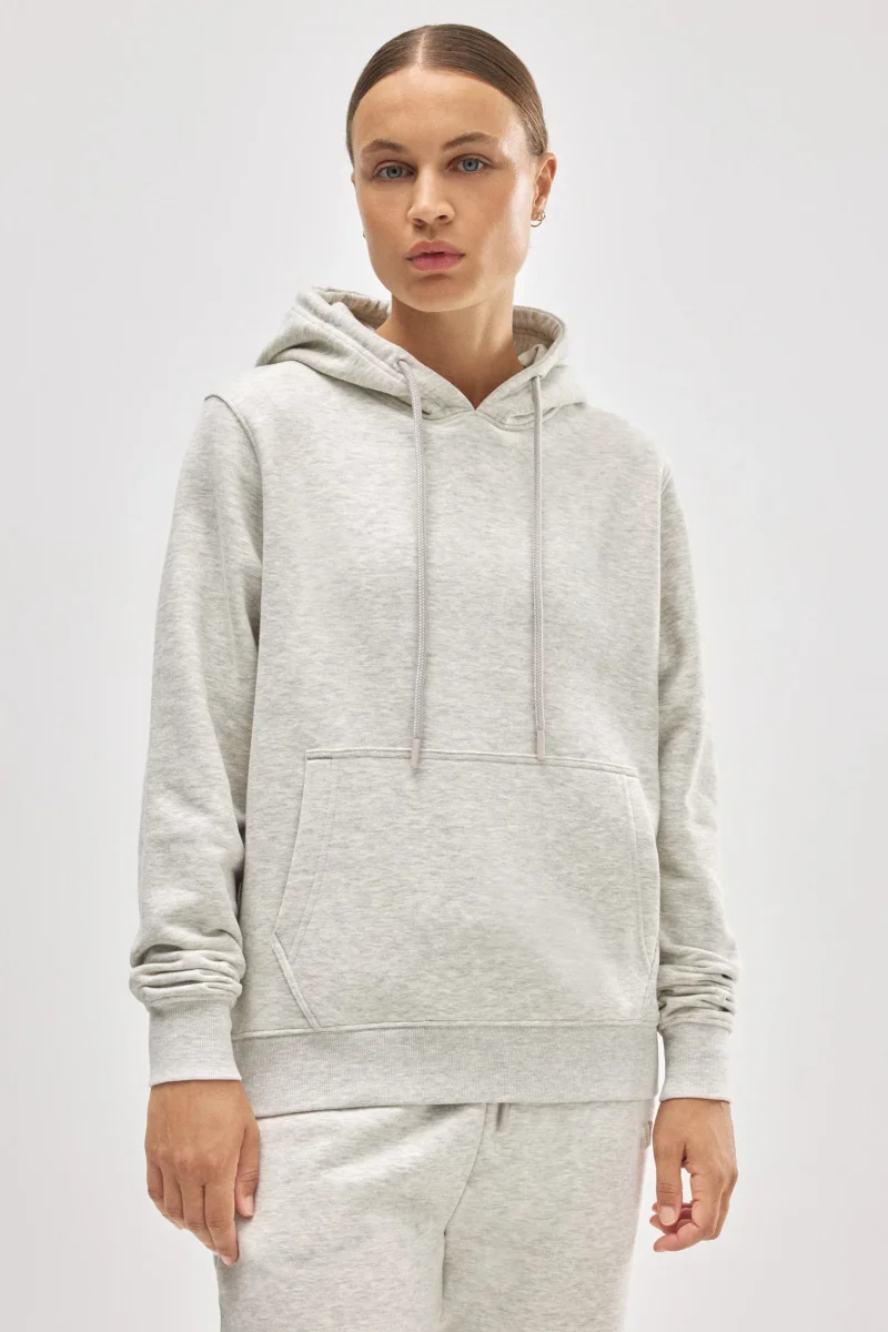 Moletom com capuz e calça jogger cinza com look de viagem - Image 7