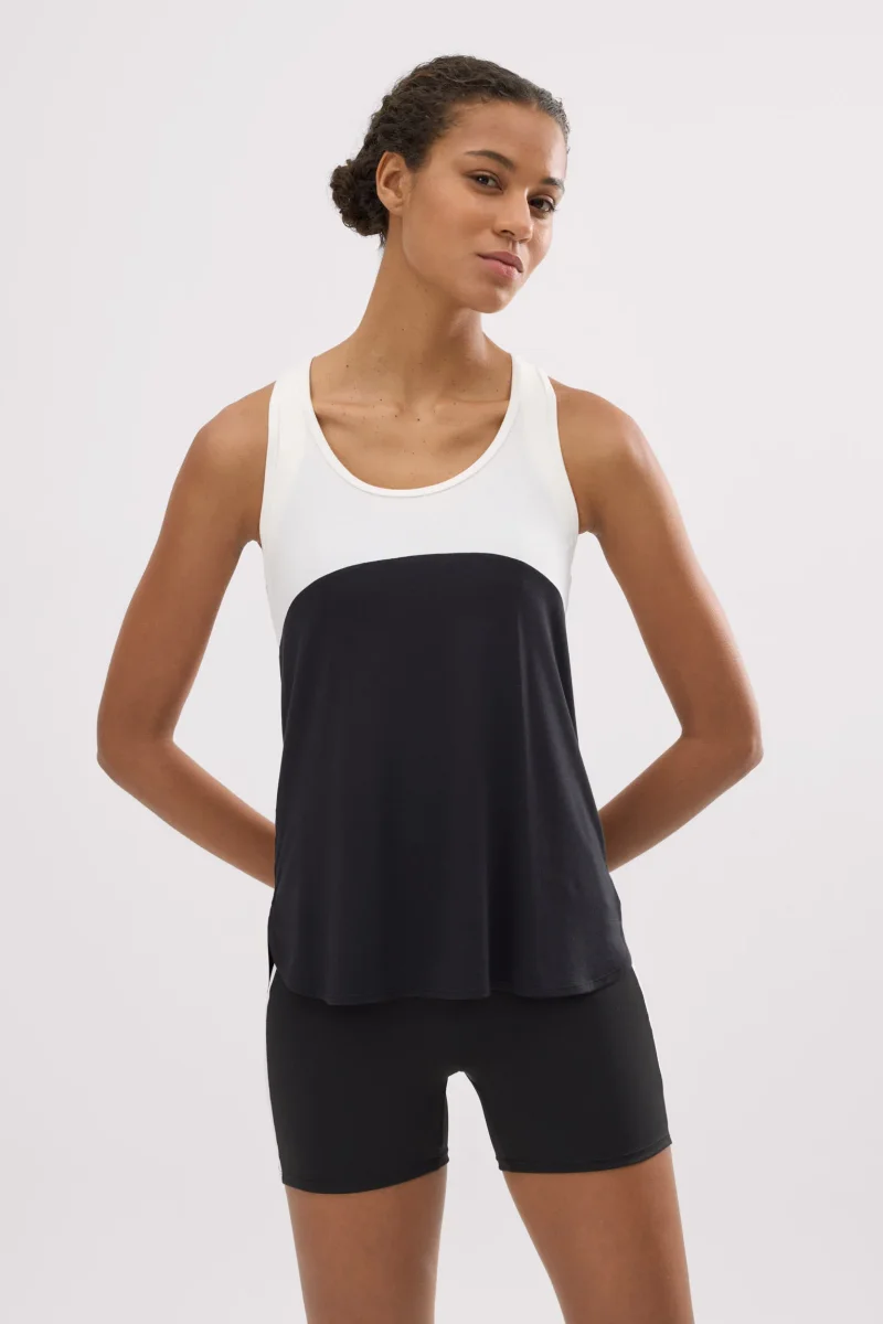 Conjunto deportivo camiseta tirantes y shorts blanco y negro - Image 2