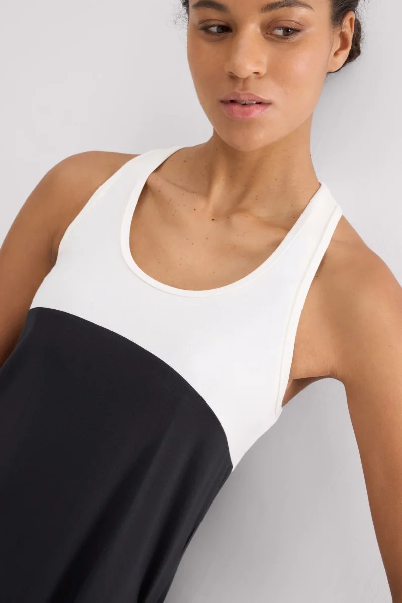 Conjunto deportivo camiseta tirantes y shorts blanco y negro - Image 4