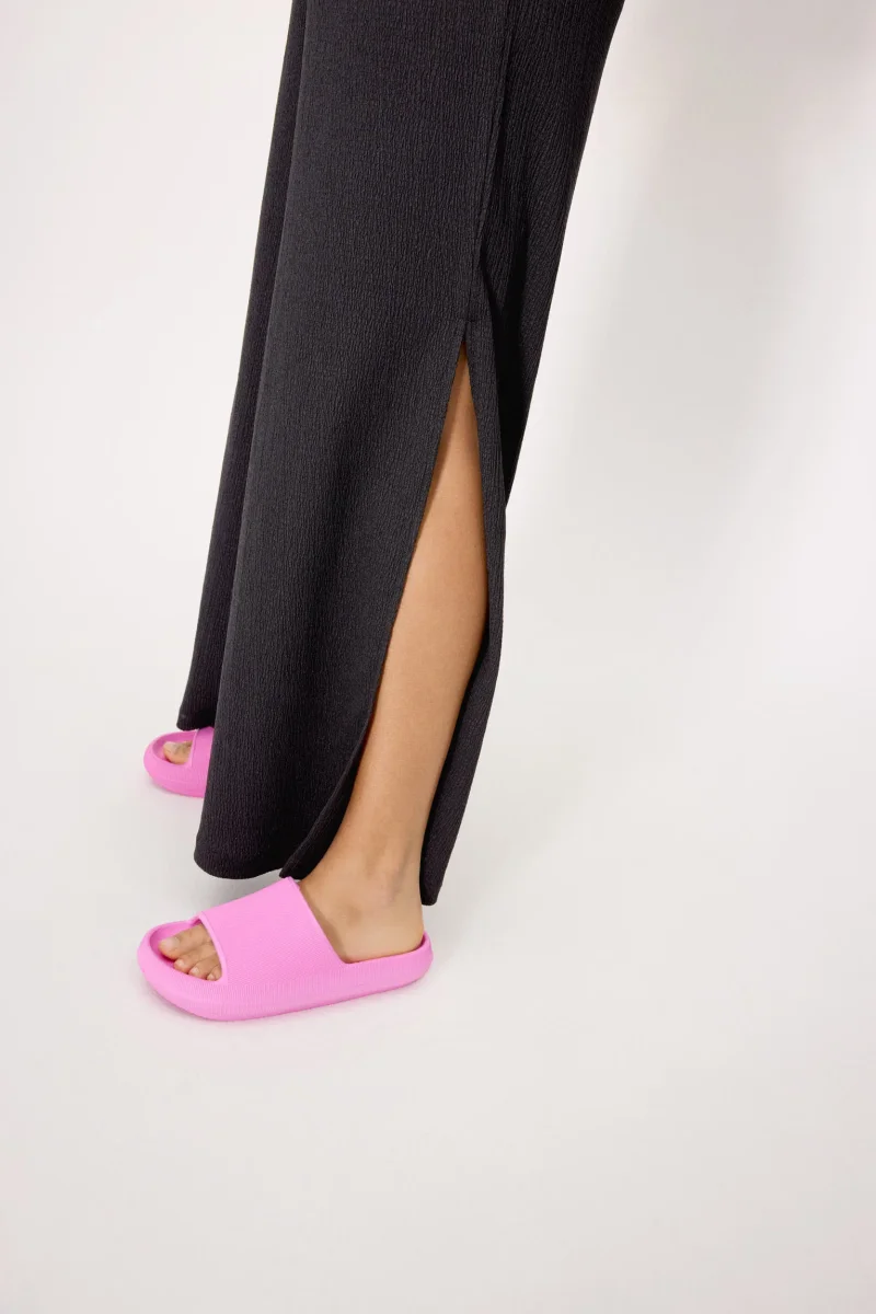 Conjunto de praia com um top preto com nós e calças pretas claras - Image 7