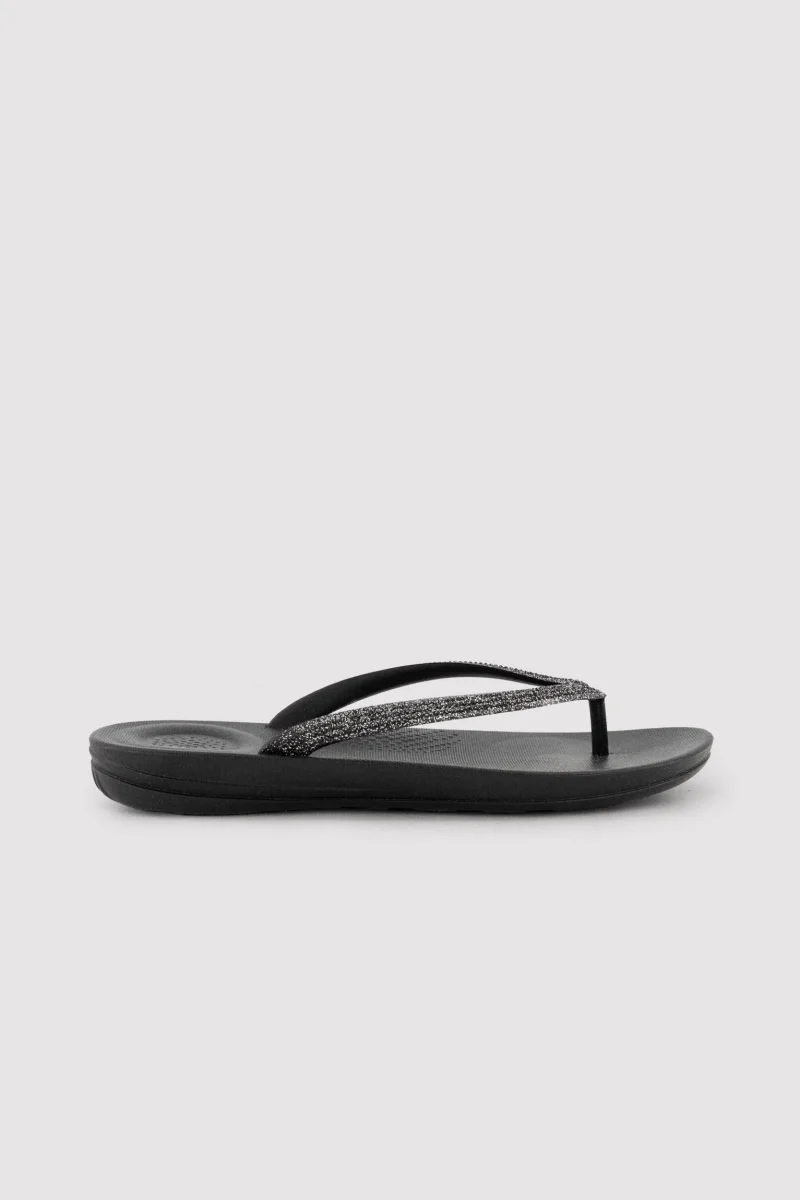 Conjunto de praia com um top preto com nós e calças pretas claras - Image 8