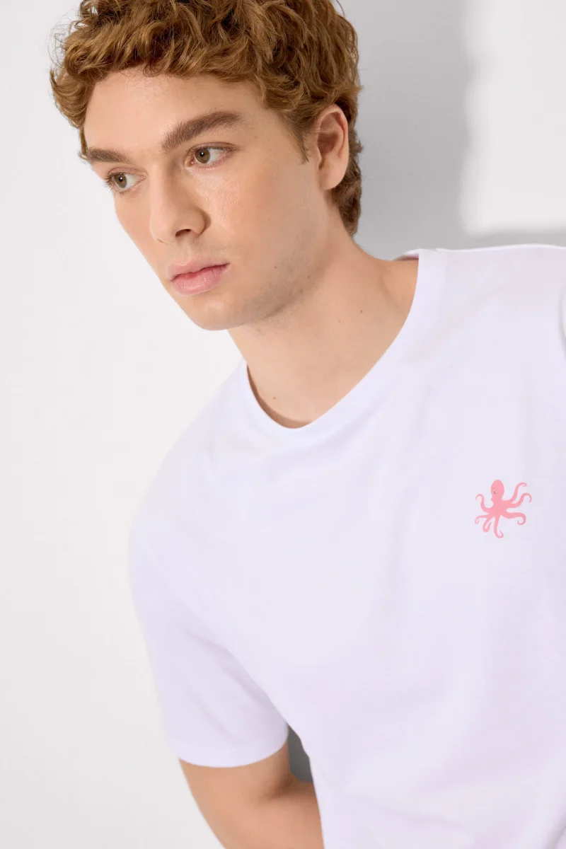 Deixe-me ver uma camiseta branca básica de manga curta. - Image 6