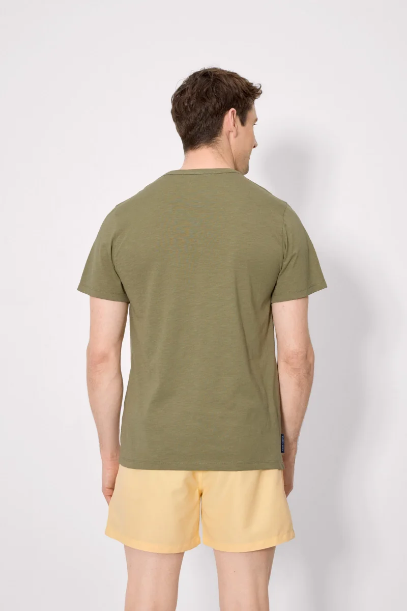 Camiseta básica de manga curta com gola henley na cor verde. - Image 3