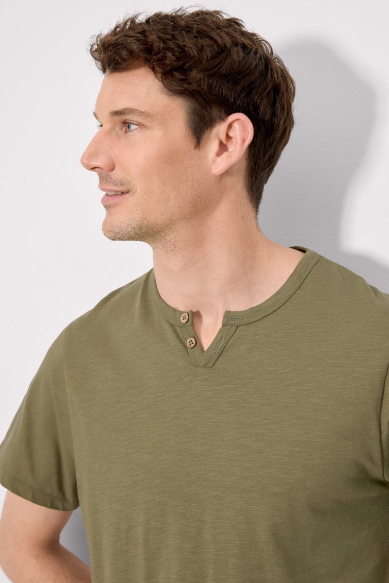 Camiseta básica de manga curta com gola henley na cor verde. - Image 4