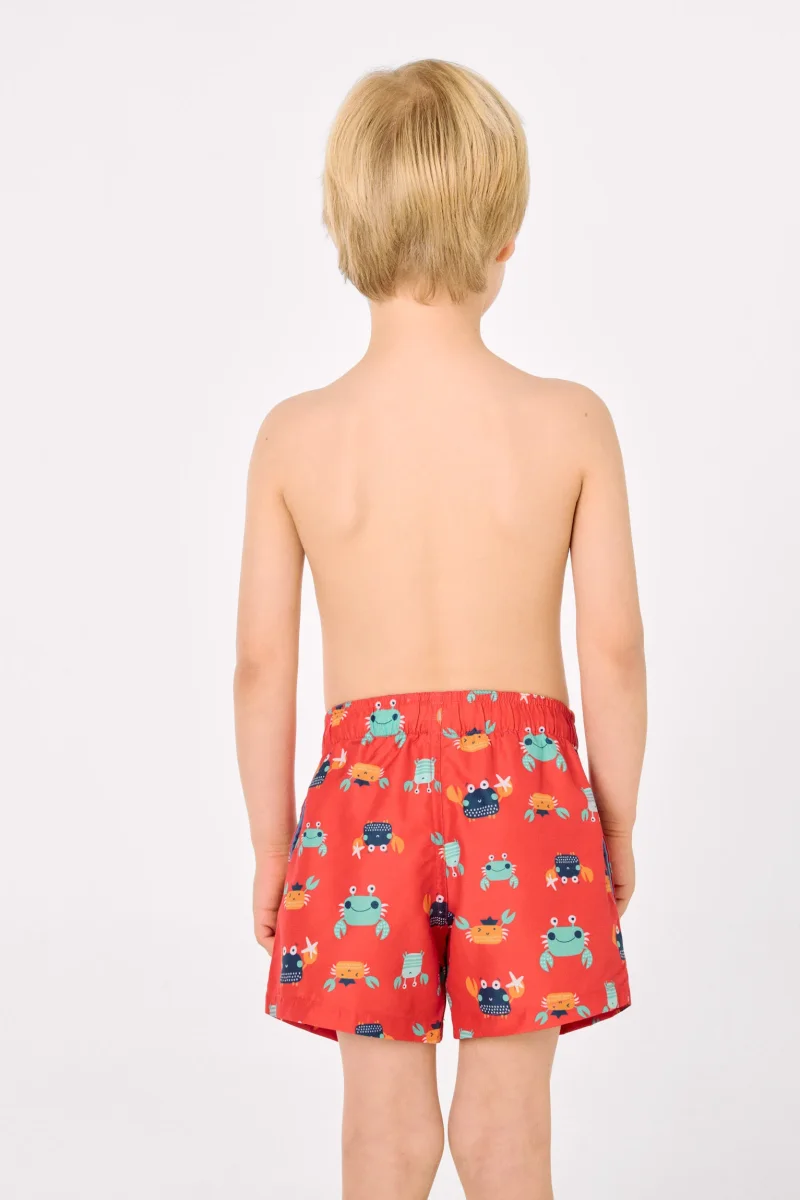 Calção de banho curto infantil com estampa de caranguejos multicoloridos - Image 4