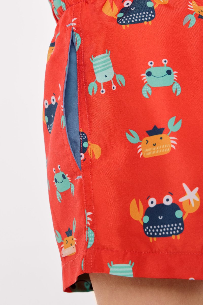 Calção de banho curto infantil com estampa de caranguejos multicoloridos - Image 6